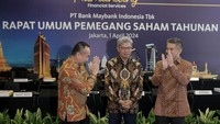 Presiden Komisaris Maybank Indonesia Dato’ Khairussaleh Ramli (tengah) bersama Steffano Ridwan (kiri) selaku Presiden Direktur Maybank Indonesia dengan masa jabatan efektif setelah mendapatkan persetujuan Otoritas Jasa Keuangan (OJK) dan Taswin Zakaria (kanan) yang telah berakhir masa jabatannya sebagai Presiden Direktur Maybank Indonesia pada RUPST 2024.