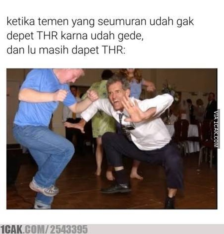 Pasti waktu kecil kamu merasakan serunya kegiatan berburu THR. Kalau sekarang sih sudah besar, jadinya kamu yang harus berbagi, hihi.