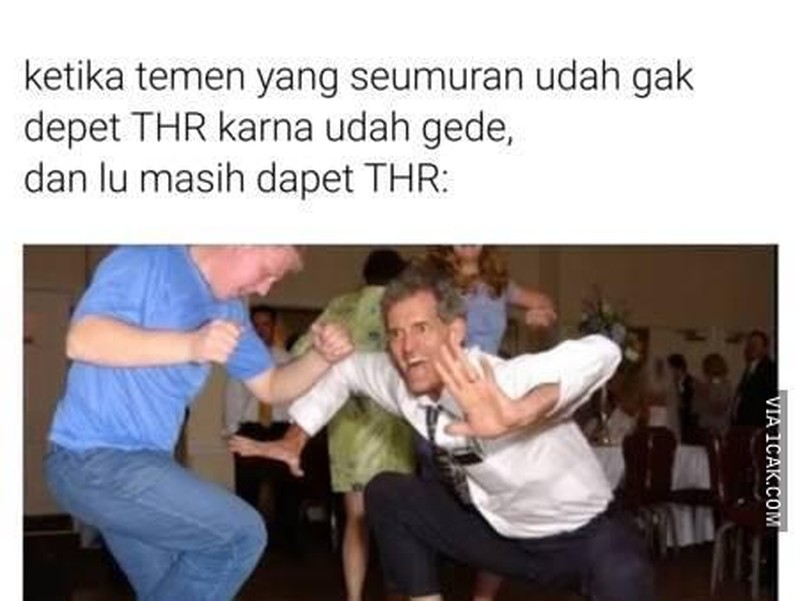 Pasti waktu kecil kamu merasakan serunya kegiatan berburu THR. Kalau sekarang sih sudah besar, jadinya kamu yang harus berbagi, hihi.