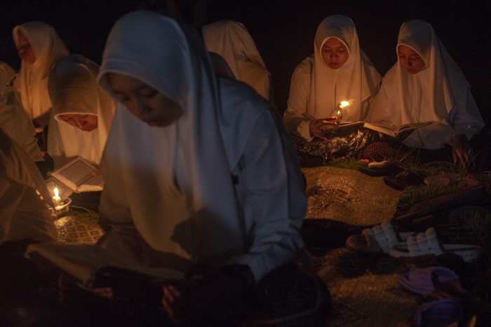 Sejumlah santri membaca Al Quran dengan penerangan sentir di Pondok Pesantren Nurul Hidayah Al Mubarokah, Andong, Boyolali, Jawa Tengah, Minggu (31/3/2024). Kegiatan mengaji tersebut untuk memperingati turunnya Al Quran atau Lailatul Qadar pada bulan Ramadhan serta untuk mendidik santri rajin membaca Al Quran. ANTARA FOTO/Aloysius Jarot Nugroho/YU