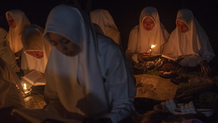 Mengaji dengan penerangan sentir Sejumlah santri membaca Al Quran dengan penerangan sentir di Pondok Pesantren Nurul Hidayah Al Mubarokah, Andong, Boyolali, Jawa Tengah, Minggu (31/3/2024). Kegiatan mengaji tersebut untuk memperingati turunnya Al Quran atau Lailatul Qadar pada bulan Ramadhan serta untuk mendidik santri rajin membaca Al Quran. ANTARA FOTO/Aloysius Jarot Nugroho/YU