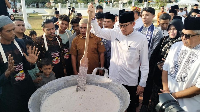 Menparekraf Sandiaga Uno memasak bubur kanji di Aceh Ramadhan Festival 2024. (Agus Setyadi/detikSumut)