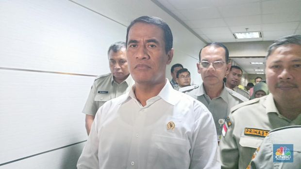 Menteri Pertanian Andi Amran Sulaiman saat ditemui di kantor Kementan, Senin (1/4/2024). (CNBC Indonesia/Ferry Sandi)