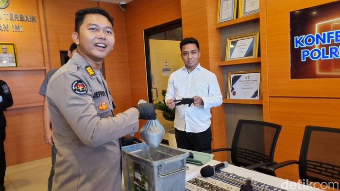 Polres Bantul saat menunjukkan bubuk mercon. Foto diunggah Senin (1/4/2024).