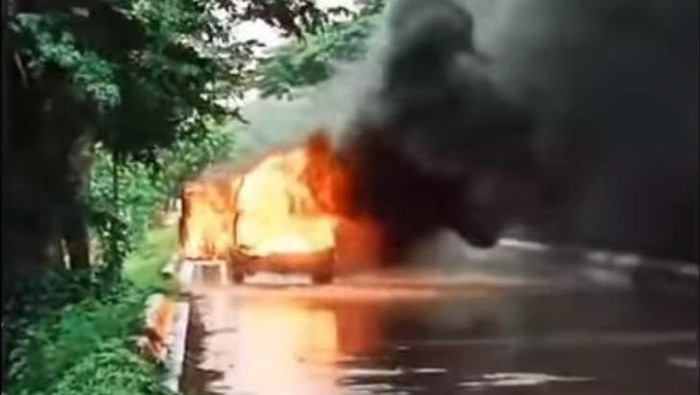 Mobil Kijang berwarna abu-abu terbakar di Jalan Metro Tanjung Bunga, Makassar, Sulsel.