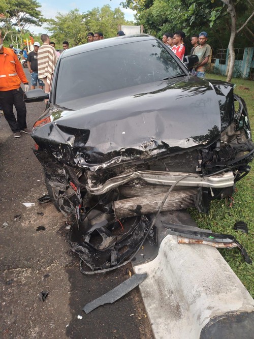 Mobil yang dikemudikan oleh warga Rusia, Eygenh Ivanov, setelah menabrak mobil yang berpenumpang warga Prancis. Kecelakaan itu terjadi di Kuta Selatan, Badung, Bali, Minggu (31/3/2024) sore.