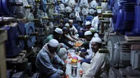 Para pedagang berdoa sebelum berbuka puasa di sebuah toko yang menjual motor listrik, selama bulan puasa Ramadan di kawasan tua Delhi, India, 29 Maret 2024.  