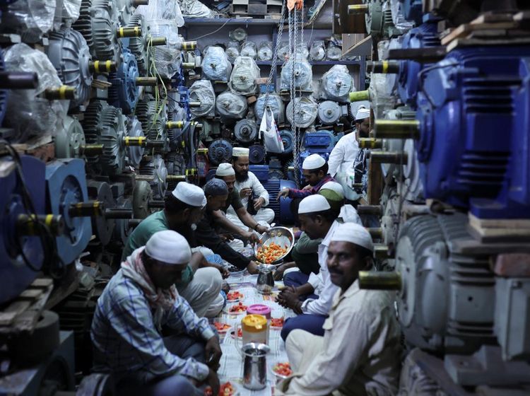 Momen Kebersamaan Pedagang India Bukber di Tengah Toko
