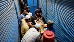 Momen Kebersamaan Pedagang India Bukber di Tengah Toko