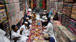 Momen Kebersamaan Pedagang India Bukber di Tengah Toko