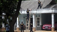 Petugas penjinak bahan peledak Denzipur 3 Kodam Jaya menyisir daerah rumah warga terdampak kebakaran ledakan Gudang Amunisi Kodam Jaya di Desa Parung Pinang, Ciangsana, Gunung Putri, Kabupaten Bogor, Jawa Barat, Senin (1/4/2024).   