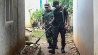 Pantauan detikcom, tim jihandak berpakaian khusus melakukan penyisiran di dalam area perumahan yang berjarak 1 kilometer dari gudang amunisi yang terbakar. Mereka tampak menyisir sudut-sudut dan halaman rumah warga.  