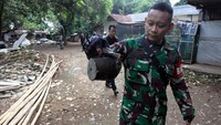 Penyisiran tersebut untuk mencari serpihan-serpihan bahan peledak yang sekiranya terlempar akibat ledakan dan terjatuh di kawasan rumah warga.   