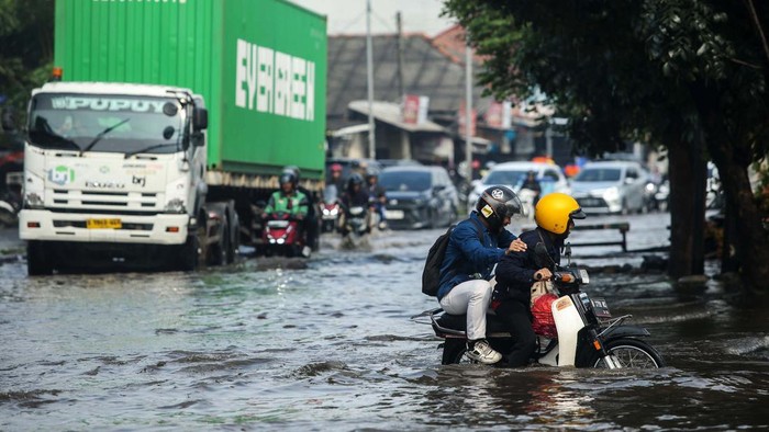 Motor Mogok Usai Terobos Banjir di Bekasi Sejumlah kendaraan bermotor khususnya roda dua mogok usai menerobos banjir di Jalan Jenderal Sudirman, Kayuringin, Bekasi, Senin (1/4/2024).