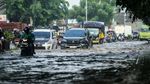 Motor Mogok Usai Terobos Banjir di Bekasi
