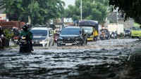 Banjir membuat arus lalu lintas macet.