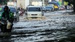 Motor Mogok Usai Terobos Banjir di Bekasi