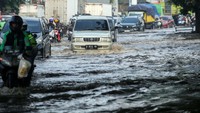 Diketahui hujan deras mengguyur Kota Bekasi pukul 12.00 WIB, hujan yang tak kunjung mereda membuat jalanan ini terendam banjir.
