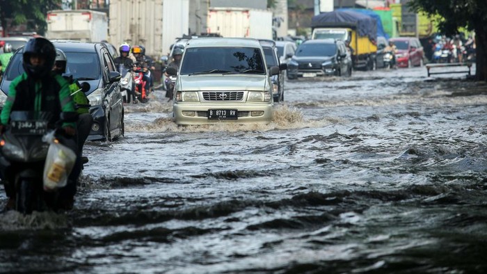 Motor Mogok Usai Terobos Banjir di Bekasi Sejumlah kendaraan bermotor khususnya roda dua mogok usai menerobos banjir di Jalan Jenderal Sudirman, Kayuringin, Bekasi, Senin (1/4/2024).