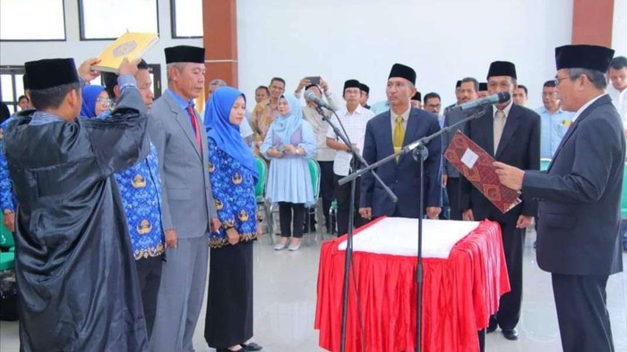 Wabup Dompu, Sahrul Parsan melantik pejabat tinggi Pratama yang dimutasi pada 22 Maret 2024 lalu.
