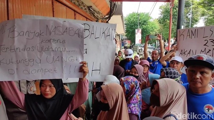 Suasana ratusan nasabah koperasi geruduk kantor Koperasi Simpan Pinjam dan Pembiayaan Syariah (KSPPS) Baitul Maal wat Tamwil (BMT) Mitra Umat di Jalan Dr Wahidin, Kota Pekalongan, Senin (1/4/2024).