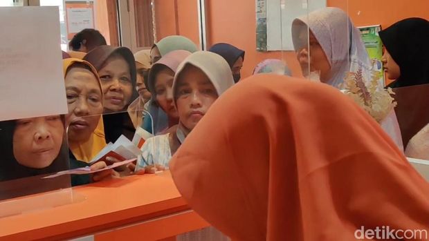 Suasana ratusan nasabah koperasi geruduk kantor Koperasi Simpan Pinjam dan Pembiayaan Syari'ah (KSPPS) Baitul Maal wat Tamwil (BMT) Mitra Umat di Jalan Dr Wahidin, Kota Pekalongan, Senin (1/4/2024).