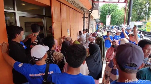 Suasana ratusan nasabah koperasi geruduk kantor Koperasi Simpan Pinjam dan Pembiayaan Syari'ah (KSPPS) Baitul Maal wat Tamwil (BMT) Mitra Umat di Jalan Dr Wahidin, Kota Pekalongan, Senin (1/4/2024).