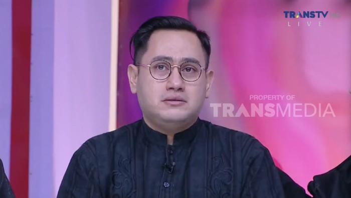 Nassar menangis