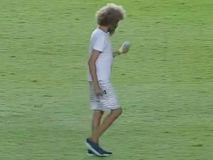 Heboh Suporter Menyusup ke Lapangan Bola Sambil Isap Ganja