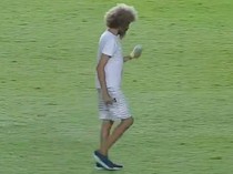 Heboh Suporter Menyusup ke Lapangan Bola Sambil Isap Ganja