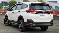 Selaras bumper depan, New Design Black Glossy Rear Bumper Spoiler menampilkan postur tubuh yang lebih macho dan tangguh di belakang. Foto: PT Toyota Astra Motor