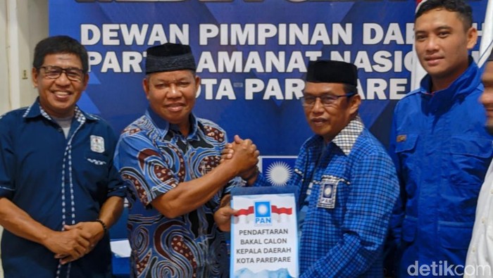 Muhammad Zaini (kiri) saat mengambil formulir penjaringan cawalkot di sekretariat PAN. (Muhclis Abduh/detikSulsel)