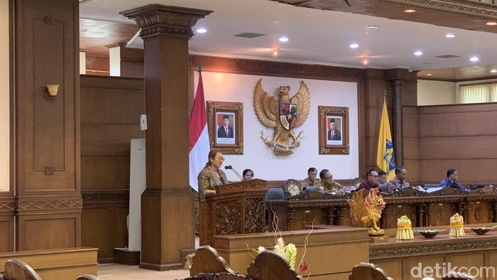 Wakil Ketua Komisi III DPRD Provinsi Bali I Gusti Ayu Diah Wedhi Srikandi Wedasteraputri Suyasa saat pemberian tanggapan atas dua Raperda di rapat paripurna ke-6 DPRD Provinsi Bali di kantor DPRD Bali, Senin (1/4/2024). dok. Rizki Setyo
