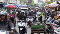Para pedagang pasar tumpah tersebut menutup setengah badan jalan dan menyebabkan arus lalu lintas tersendat dan mengakibatkan kemacetan pada jam sibuk. 