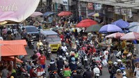 Sejumlah kendaraan terhambat akibat pasar tumpah Pasir Gintung di Jalan Imam Bonjol, Tanjung Karang Pusat, Bandar Lampung, Lampung, Senin (1/4/2024).