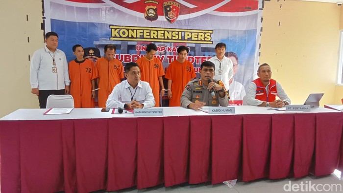 Polda Sumatera Selatan (Sumsel) menangkap pelaku penyalahgunaan BBM subsidi di SPBU Talang Padang, Kecamatan Gunung Megang, Kabupaten Muara Enim. Pelaku ditangkap saat membeli BBM subsidi dengan mobil yang tangkinya sudah dimodifikasi.