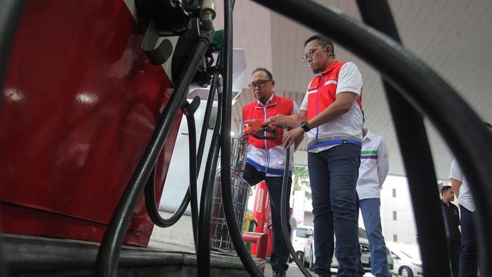 Pemantauan Kesiapan Stok BBM Jelang Lebaran Corporate Secretary Pertamina Patra Niaga Irto Ginting (kiri) didampingi Sales Area Manager Jabodebek Sadli Ario Priambodo (kanan) memeriksa takaran BBM saat meninjau kesiapan stok BBM Satgas Ramadhan dan Idul Fitri (Rafi) di SPBU MT Haryono, Jakarta, Senin (1/4/2024). Satuan Tugas Ramadhan dan Idul Fitri (Satgas RAFI) 2024 tersebut bertugas untuk memastikan ketersediaan dan kelancaran pendistribusian BBM dan elpiji selama liburan Idul Fitri 2024. ANTARA FOTO/Reno Esnir/nym.
