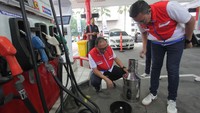 Corporate Secretary Pertamina Patra Niaga Irto Ginting (kiri) didampingi Sales Area Manager Jabodebek Sadli Ario Priambodo (kanan) memeriksa takaran BBM saat meninjau kesiapan stok BBM Satgas Ramadan dan Idul Fitri (Rafi) di SPBU MT Haryono, Jakarta, Senin (1/4/2024).