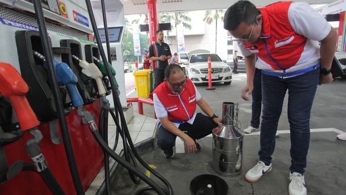 Corporate Secretary Pertamina Patra Niaga Irto Ginting (kiri) didampingi Sales Area Manager Jabodebek Sadli Ario Priambodo (kanan) memeriksa takaran BBM saat meninjau kesiapan stok BBM Satgas Ramadhan dan Idul Fitri (Rafi) di SPBU MT Haryono, Jakarta, Senin (1/4/2024). Satuan Tugas Ramadhan dan Idul Fitri (Satgas RAFI) 2024 tersebut bertugas untuk memastikan ketersediaan dan kelancaran pendistribusian BBM dan elpiji selama liburan Idul Fitri 2024. ANTARA FOTO/Reno Esnir/nym.