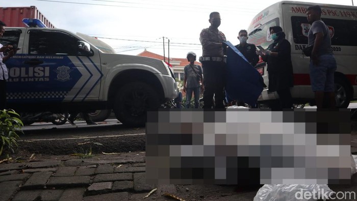 Pemotor tewas kecelakaan usai menabrak pohon di Jombang