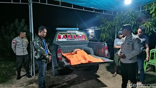 Polisi mengevakuasi jasad Maria Sodakain Pethan (79) di dalam semak belukar di Rote Ndao, NTT. (Dok Polres Rote Ndao).