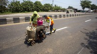 Pengecatan marka jalan tersebut guna peningkatan keselamatan berlalu lintas terutama saat mudik Lebaran 2024.  