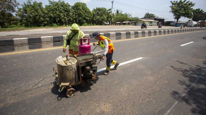 Pengecatan marka jalan Pantura Pekerja menyelesaikan proses pengecatan marka jalan di jalur pantura Lohbener Indramayu, Jawa Barat, Senin (1/4/2024). Pengecatan marka jalan tersebut guna peningkatan keselamatan berlalu lintas terutama saat mudik Lebaran. ANTARA FOTO/Dedhez Anggara/foc.