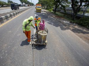 Pengecatan Marka Jalan Pantura untuk Mudik Aman