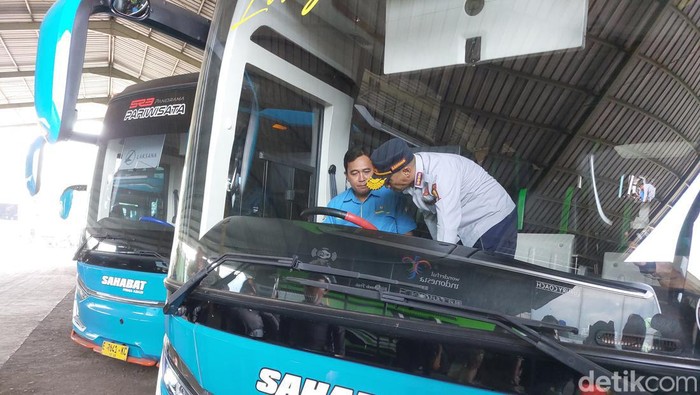 Pengecekan kondisi bus oleh Dishub Kabupaten Cirebon