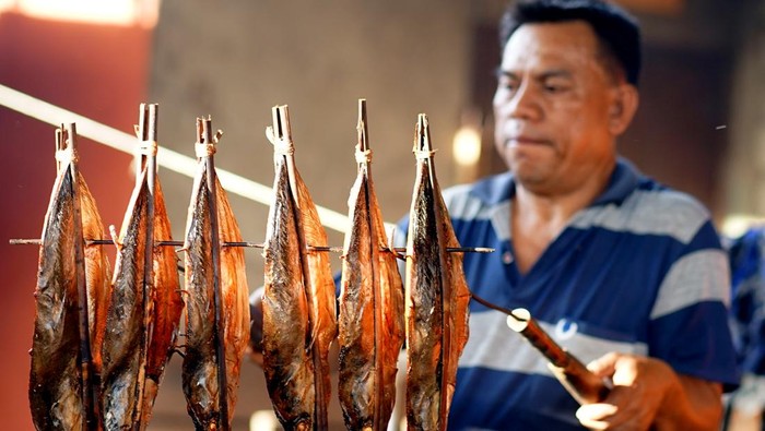 Peningkatan produksi cakalang asap di Gorontalo Pekerja menyiapkan ikan cakalang sebelum diasapkan di Pilohayanga, Kabupaten Gorontalo, Gorontalo, Minggu (31/3/2024). Pedagang cakalang asap meningkatkan produksi hingga 30 persen dari 350 kilogram/hari menjadi 460 kilogram/hari seiring permintaan yang naik menjelang Idul Fitri, ikan tersebut dijual mulai Rp25 ribu-Rp30 ribu/ekor tergantung berat dan ukuran. ANTARA FOTO/Adiwinata Solihin/YU