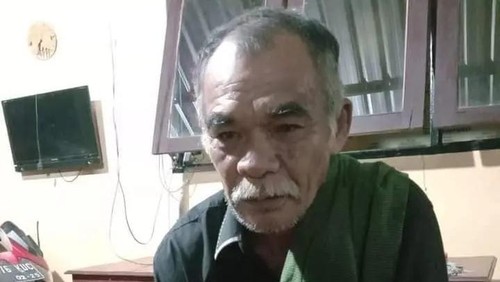 Samsudin, penipu janda dengan mahar daun kering, di Polsek Kempo, Minggu (31/3/2024). Samsudin ditangkap oleh Polsek Kempo karena hendak diamuk massa.