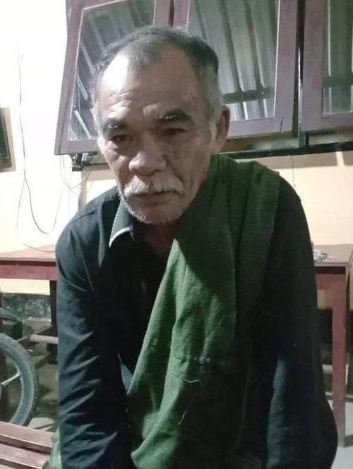 Samsudin, penipu janda dengan mahar daun kering, di Polsek Kempo, Minggu (31/3/2024). Samsudin ditangkap oleh Polsek Kempo karena hendak diamuk massa.