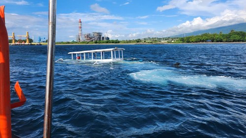 Perahu nelayan yang karam di perairan Lombok Timur, Senin (1/4/2024).