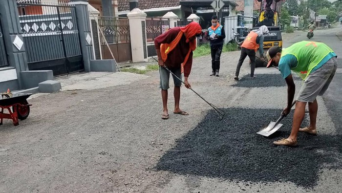 Perbaikan jalan jelang arus mudik di Banyuwangi